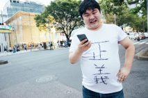 「有機ELディスプレイは黒の深みが違う」と熱く語るディスプレイ正義マン