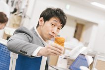 俺のフライドチキンひと口食べる？