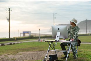 「今日も仕事頑張ったなあ、そろそろ帰るか」と充実したWEBディレクター