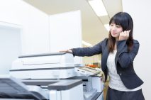 FAXを愛でる女性社員