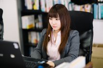 残業をせずに定時帰りを心がけるビジネスウーマン
