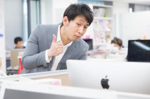 デザインカンプを褒めるウェブディレクター
