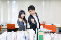 私たちにお任せください！デキるビジネスパーソン風の男女