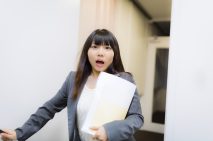 「警部！事件です！」と慌しい様子の美人刑事