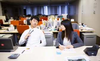 残業中ぐちぐち愚痴を言い合う社内カップル