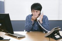 DMCAに基づいて削除を申し立てる男性