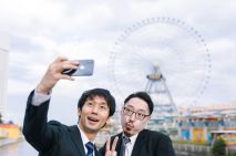 会社の先輩と観覧車をバックにセルフィー