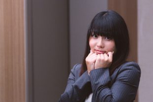 胸キュンするピーカーブースタイルの女性会社員