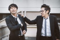 「それ、俺のボールペンだから」と肩をつかむ先輩