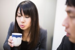 フーフーしてお茶を冷まし来客の胸を熱くする女性社員