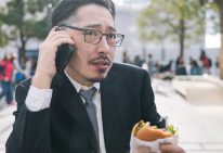 妻から「今夜はハンバーガーね」と告げられた男性