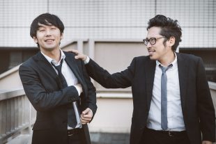 「それ、俺のボールペンだから」と肩をつかむ先輩